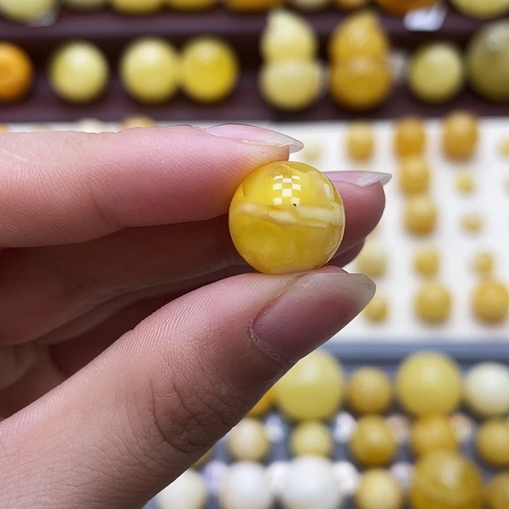 琥珀未镶嵌裸石14.2mm 瑕 401