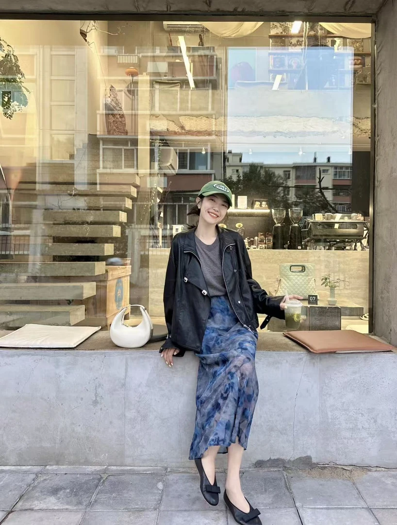 2025秋季新款韩系气质皮衣外套灰色短袖T恤蓝色碎花鱼尾半身裙