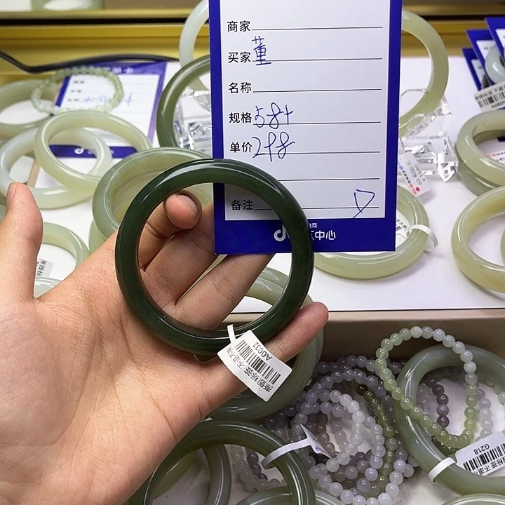 和田玉手镯未镶嵌董**长