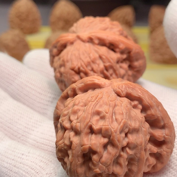 文玩核桃把件小**志闷白红皮