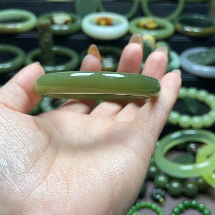 和田玉未镶嵌手镯