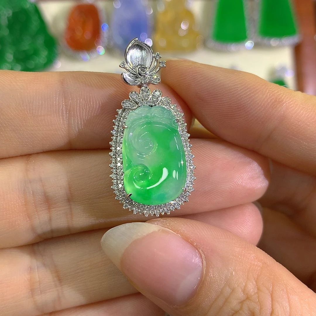 翡翠18K金镶嵌颈饰如意