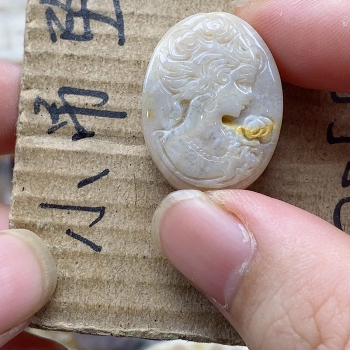 硅化珊瑚（珊瑚玉）未镶嵌颈饰雪*