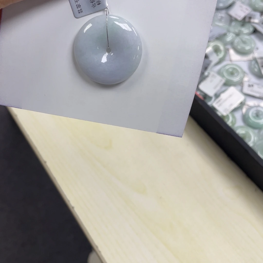 翡翠颈饰未镶嵌平安扣
