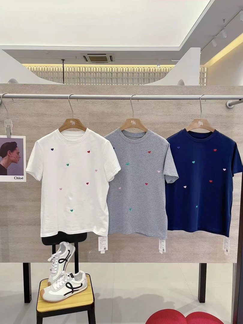 8425轩尚女装“彩色爱心刺绣T恤”