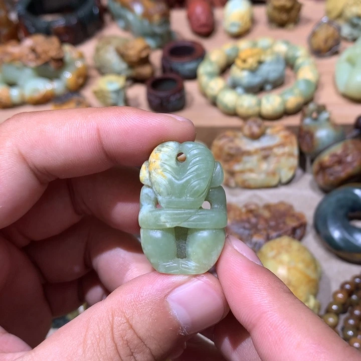 未镶嵌岫岩河磨玉（透闪石质玉）挂件