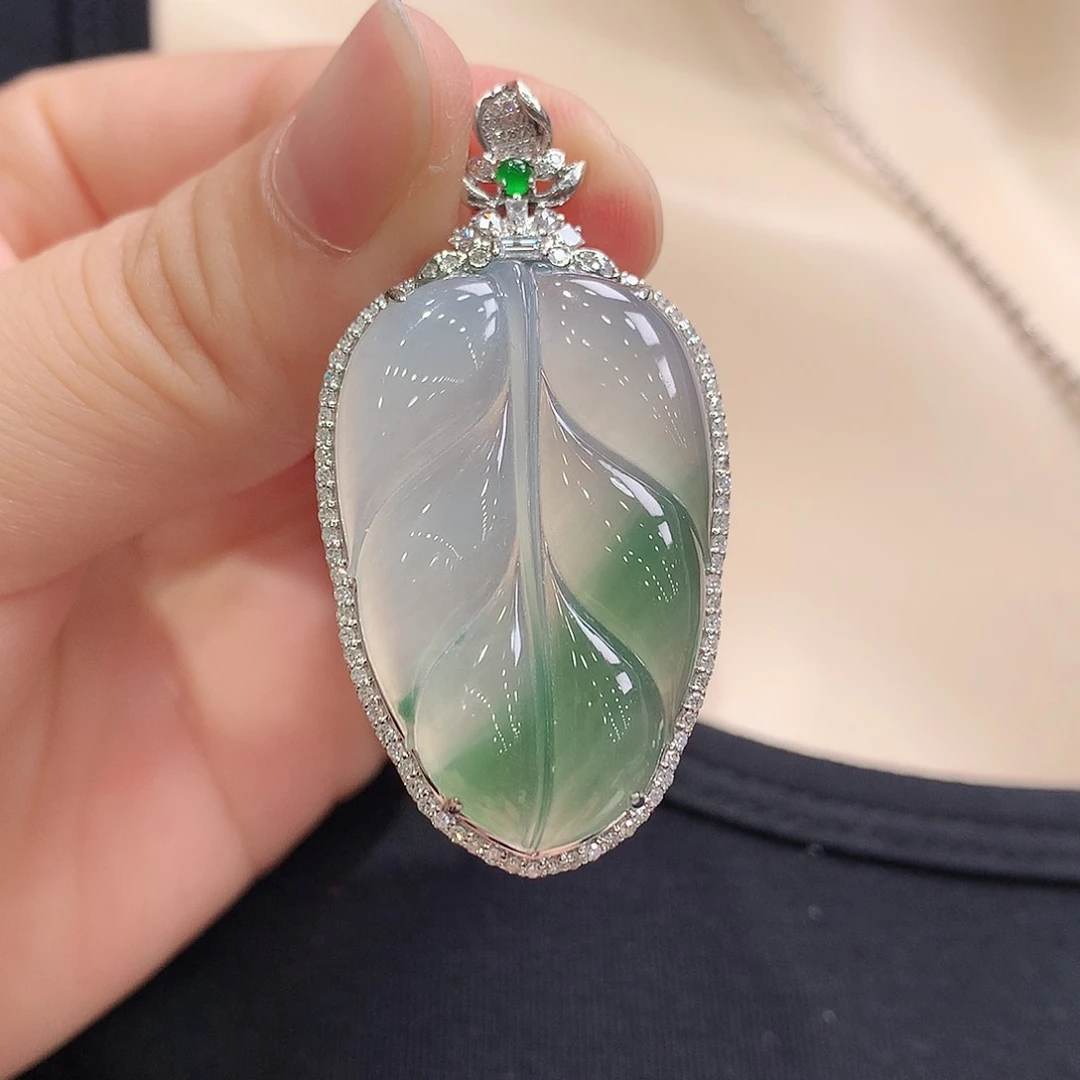 翡翠18K金镶嵌颈饰叶子