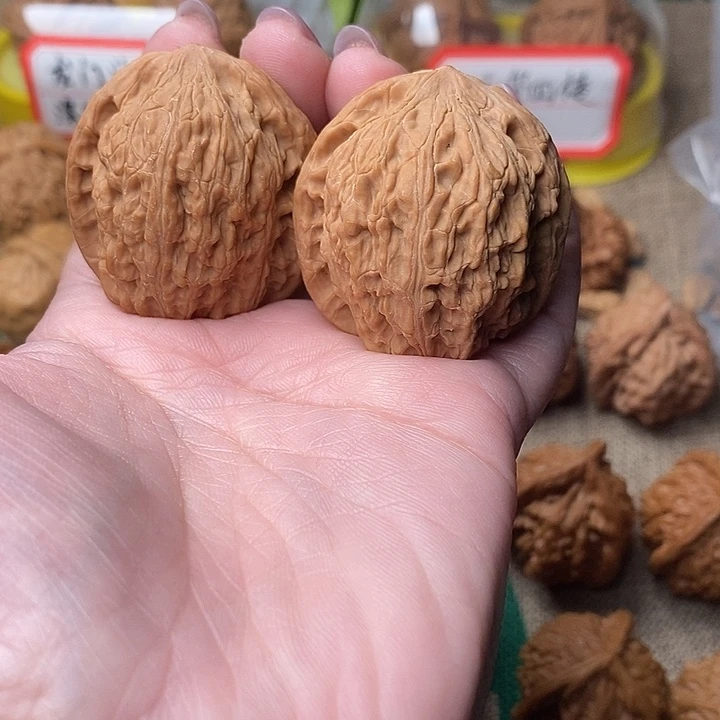 文玩核桃吊坠绣球