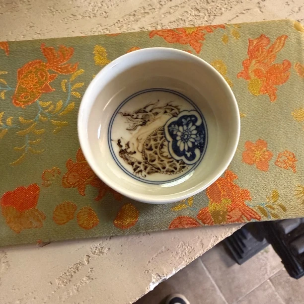 立勤堂釉里金内绘穿花龙矮卢式杯