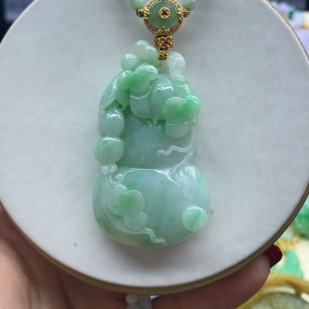 翡翠未镶嵌吊坠(赠链)