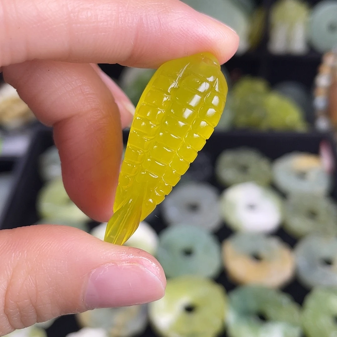 蛇纹石玉合金颈饰吊坠