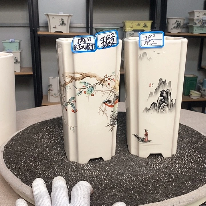 紫砂的花盆很漂亮