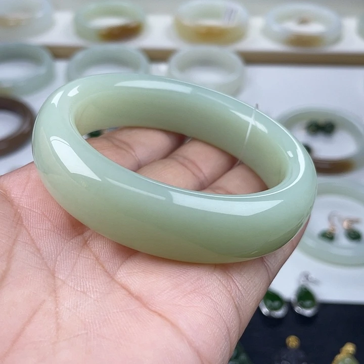 和田玉未镶嵌手镯