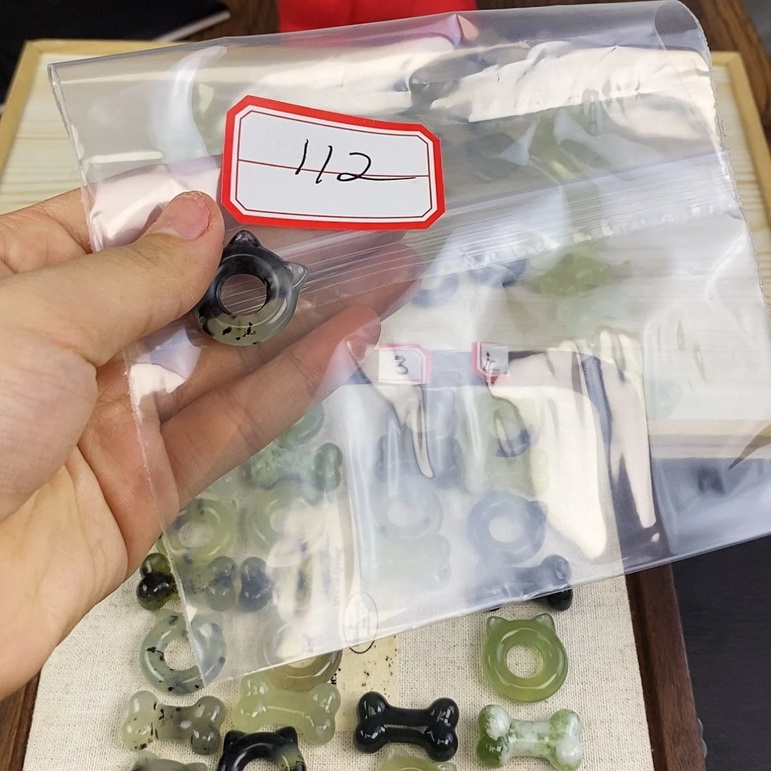 蛇纹石玉颈饰未镶嵌