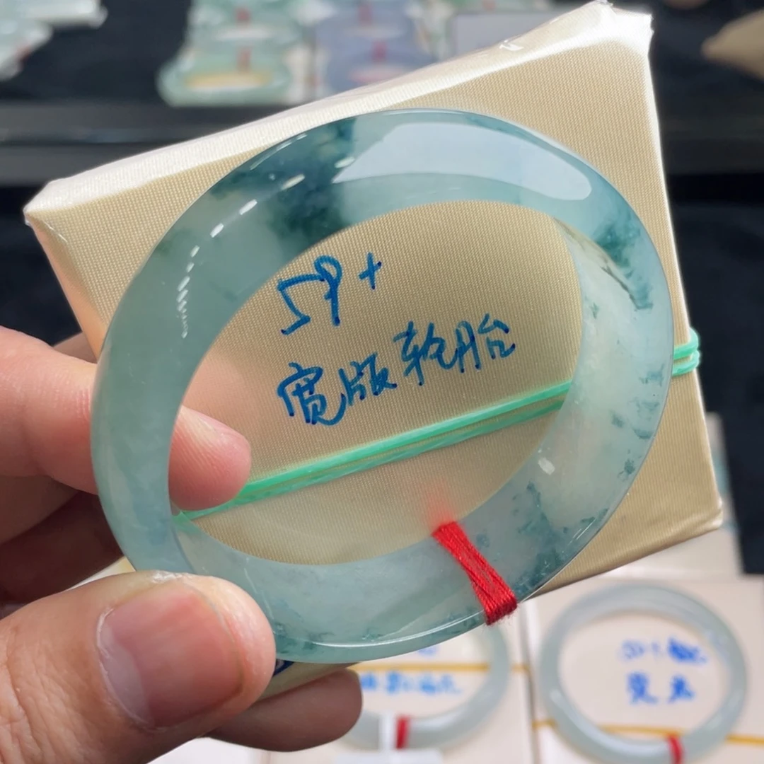 翡翠手镯未镶嵌翡翠手镯