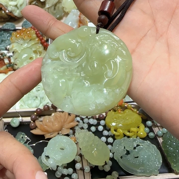 蛇纹石玉未镶嵌吊坠