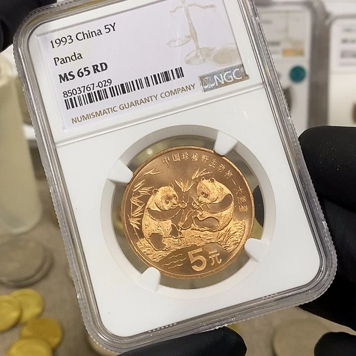 铜大熊猫纪念币一枚