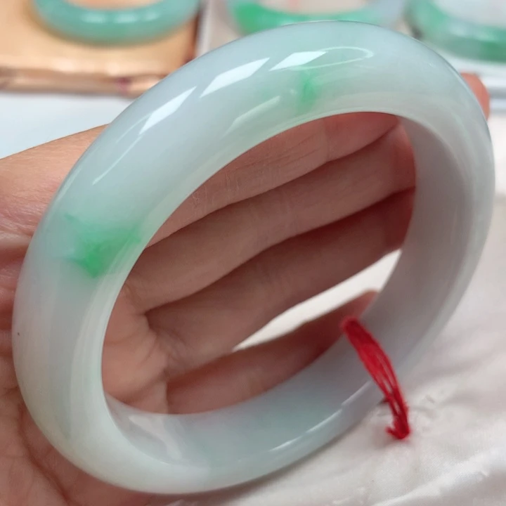 翡翠手镯未镶嵌白底青