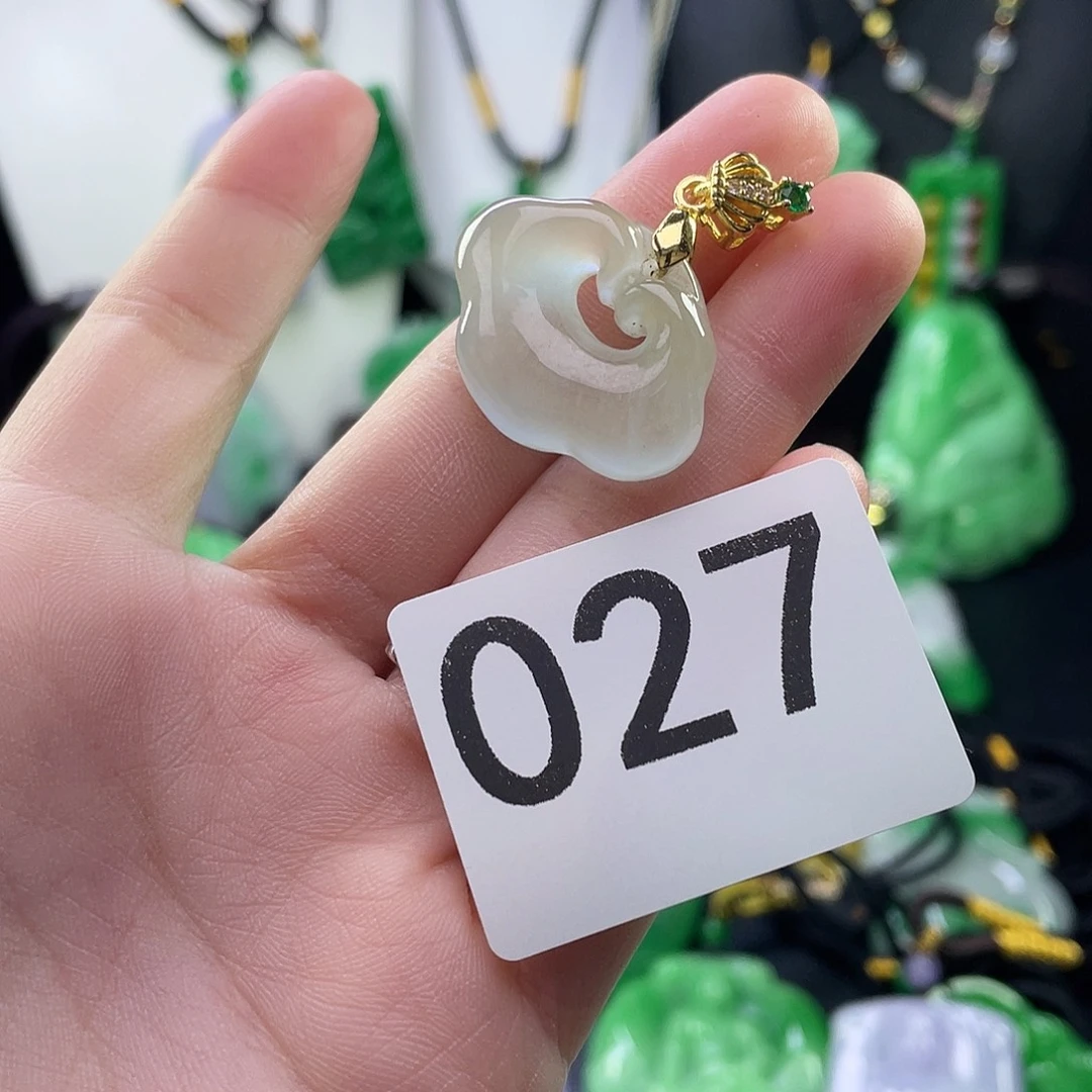 翡翠未镶嵌吊坠(赠链)