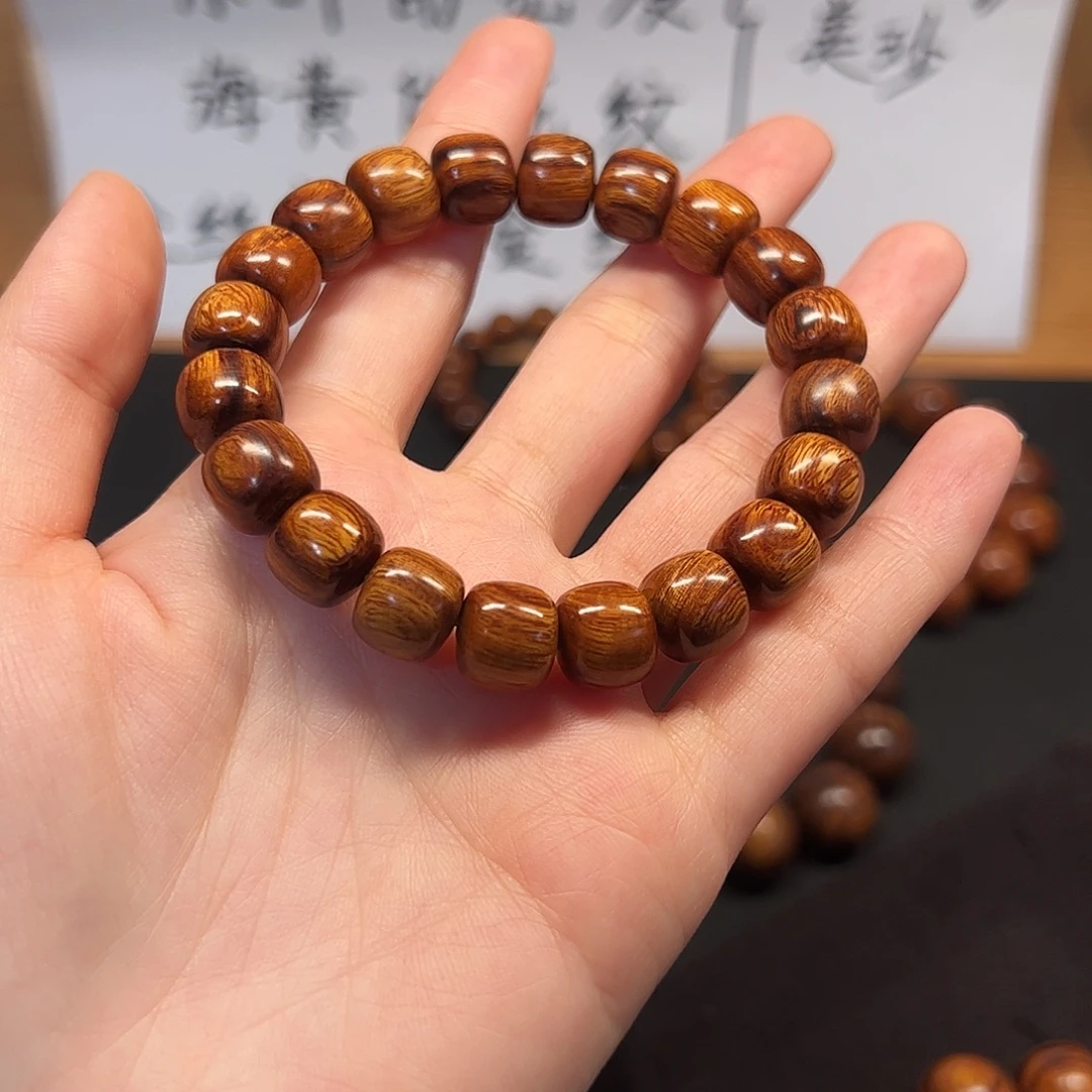 杨***Y1011老型手串沙漠铁