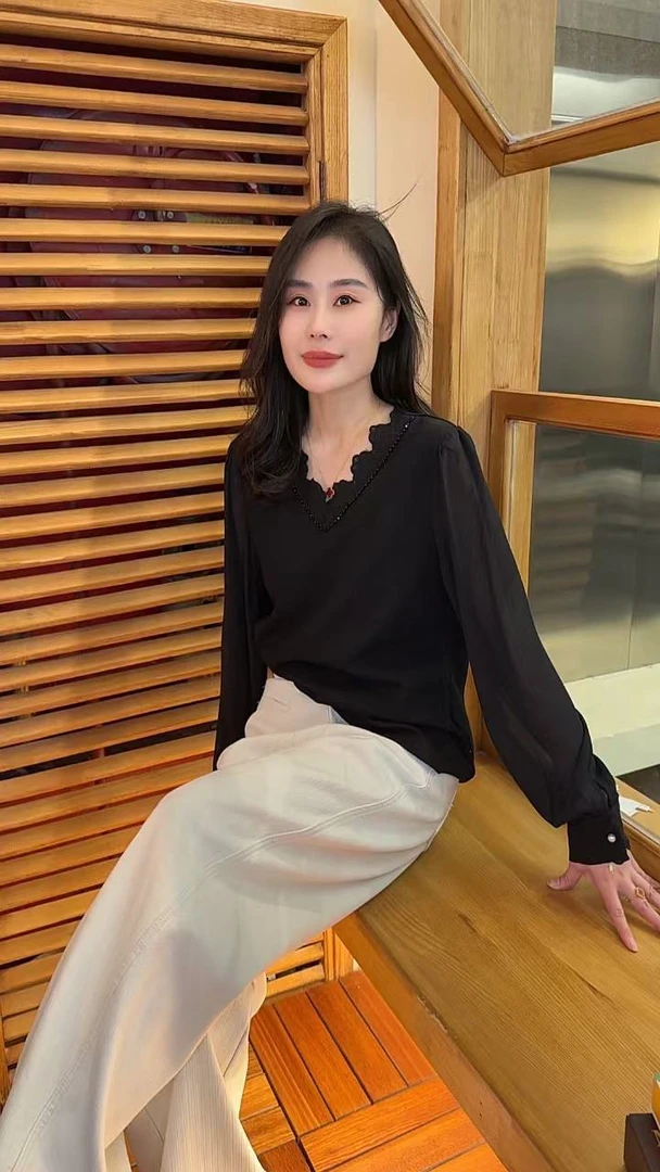 Miss huo 蕾丝V领拼接袖小衫 A 黑色 88811