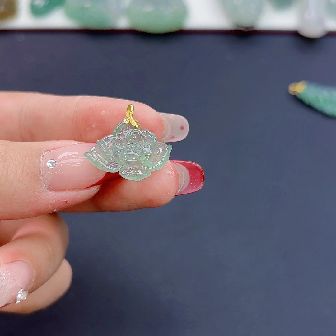 翡翠颈饰18K金镶嵌莲花吊坠