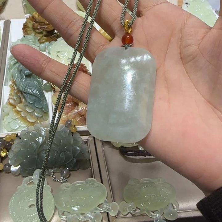 蛇纹石玉吊坠未镶嵌
