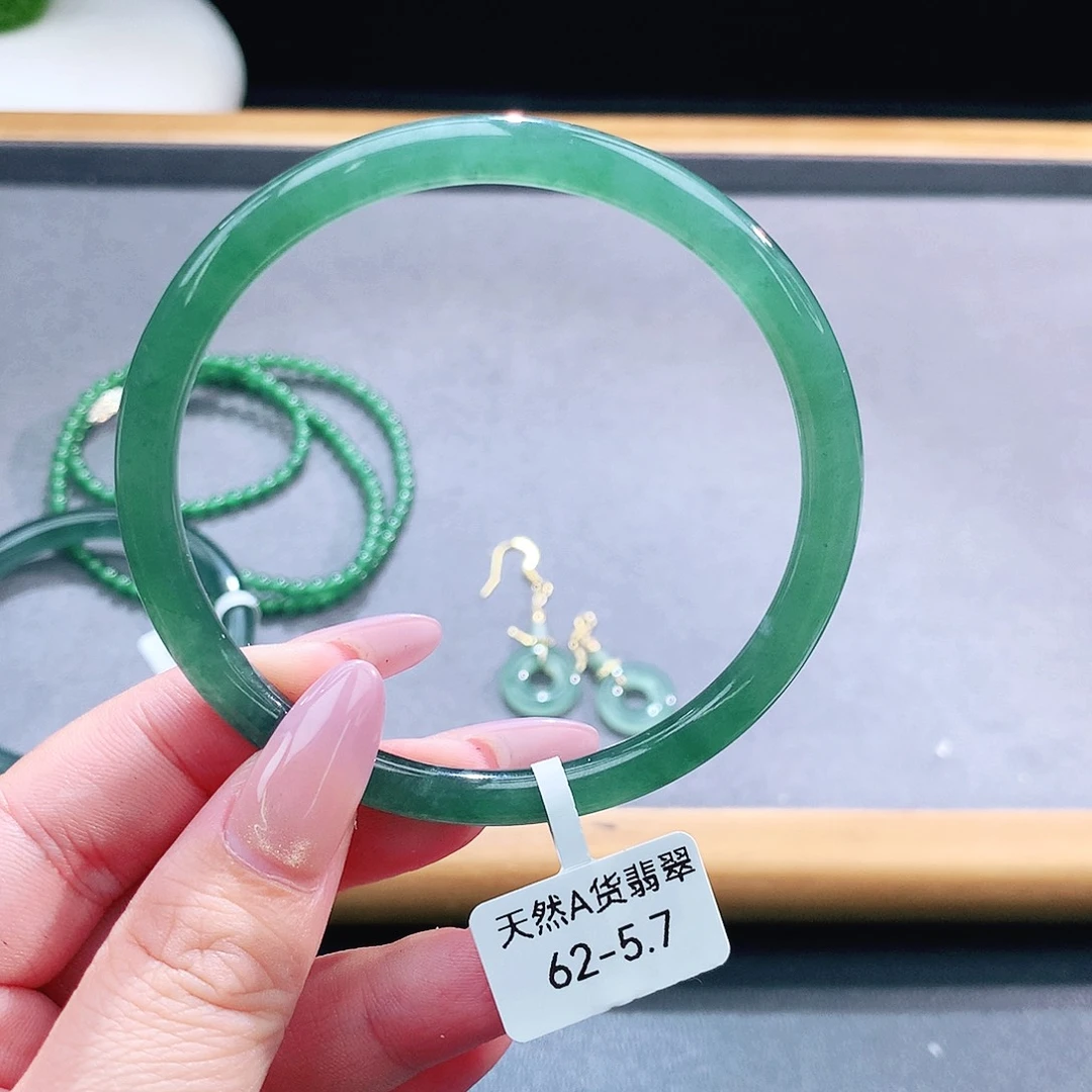 未镶嵌手镯（圆镯）翡翠