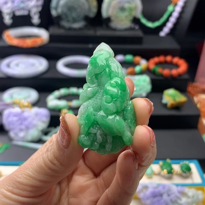 翡翠颈饰未镶嵌白菜翡翠