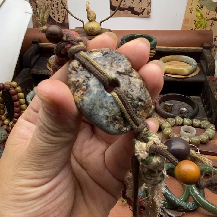 未镶嵌岫岩河磨玉（透闪石质玉）挂件