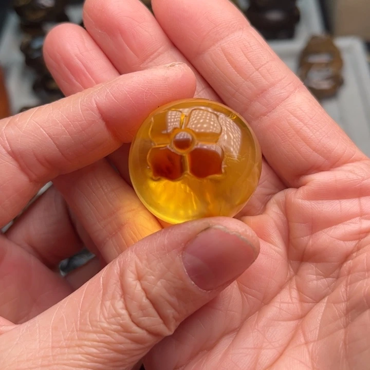 琥珀未镶嵌颈饰平果