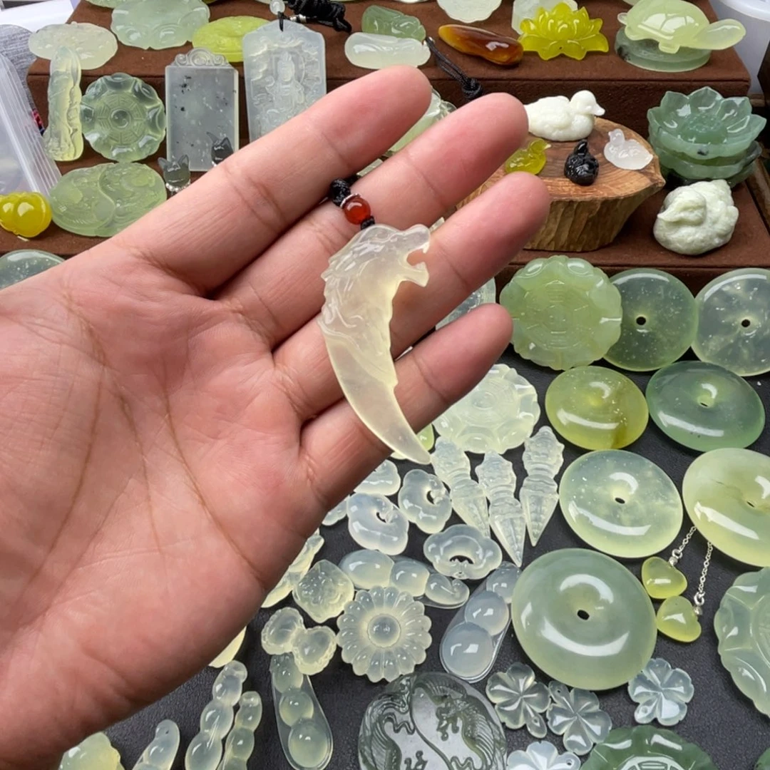 太***g未镶嵌蛇纹石玉颈饰