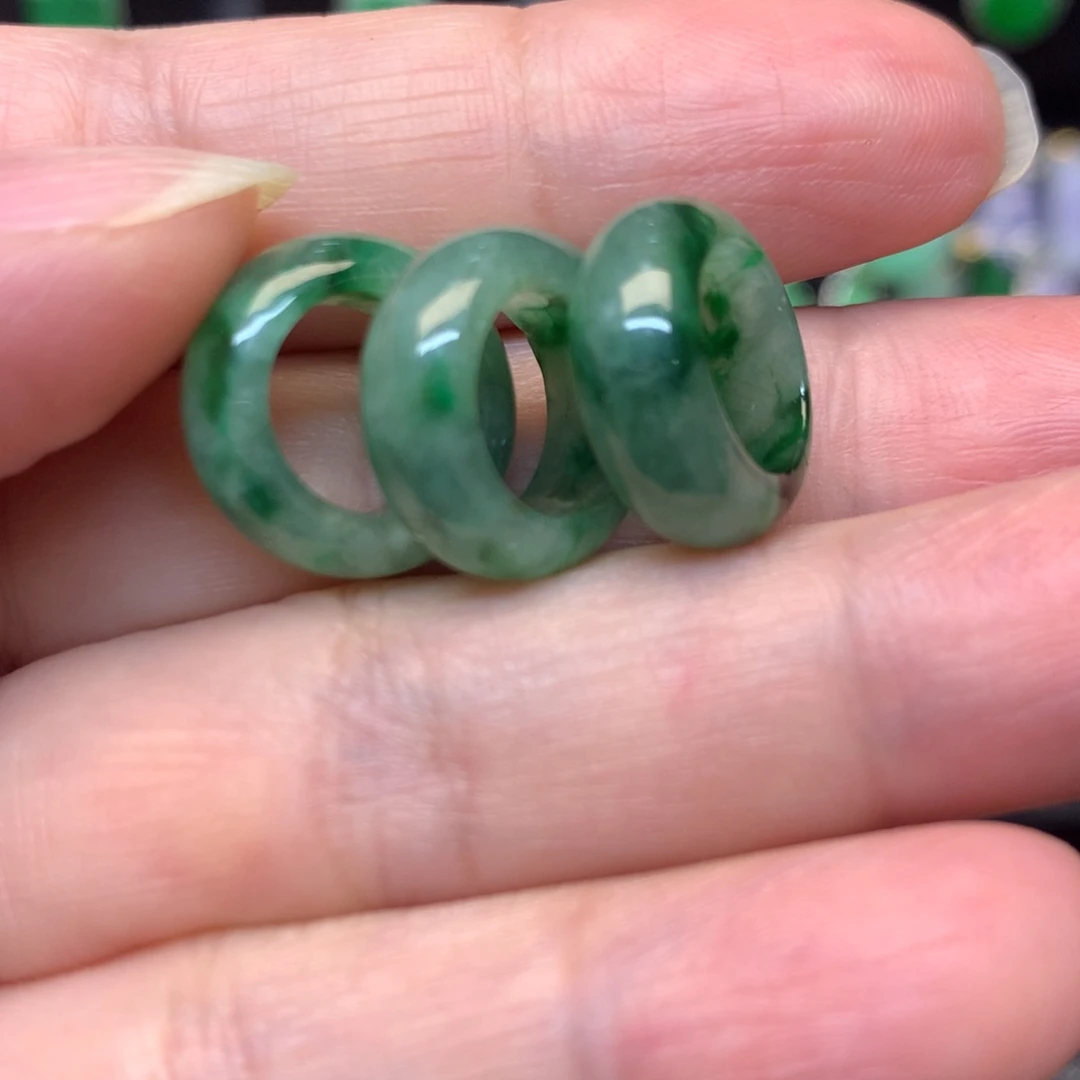 翡翠未镶嵌颈饰有纹裂多样性发1件