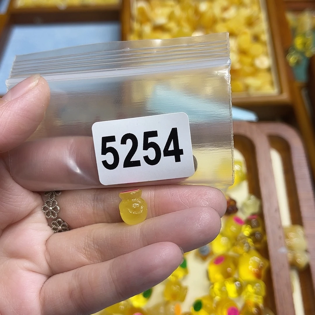 琥珀未镶嵌颈饰蜜蜡