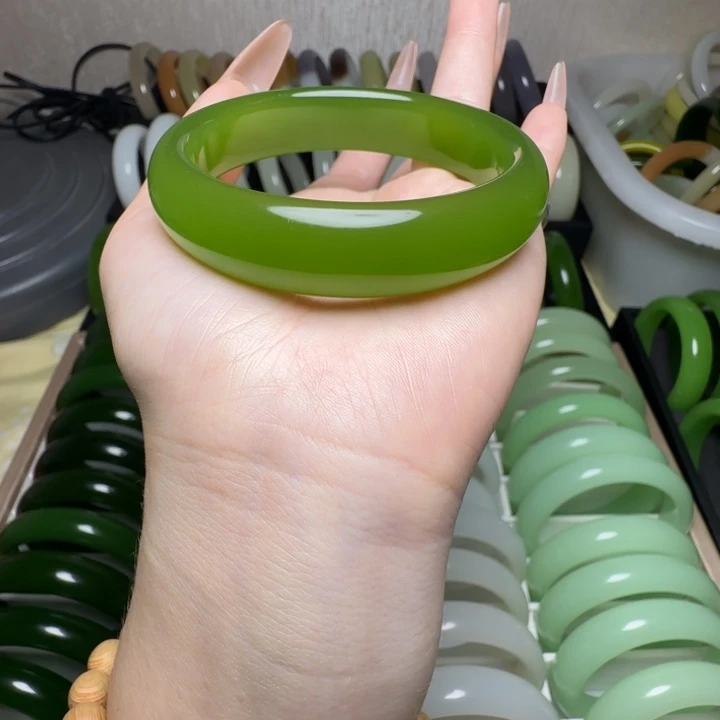 新疆老料碧玉辣阳绿宽版手镯