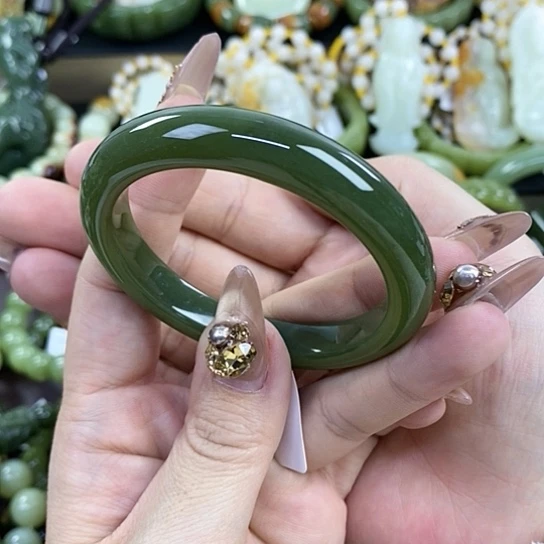 未镶嵌手串透闪石质玉春****。手镯