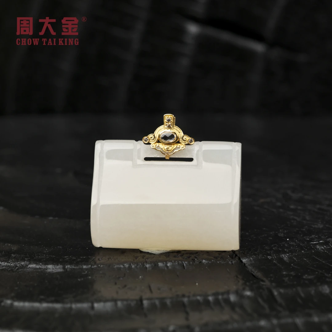 【周大金玉石】18k金和田玉藕粉锁吊坠-D10829-娟