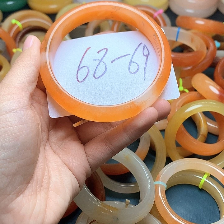 未镶嵌石英质玉（黄龙玉）手镯春****?