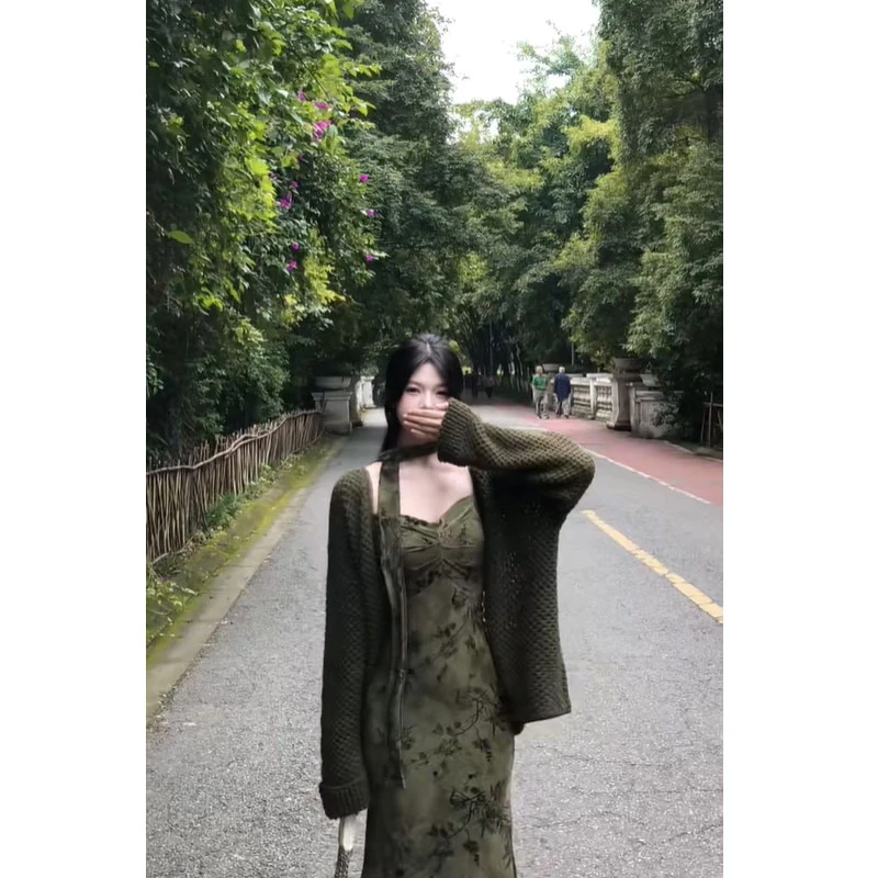 韩系穿搭秋季新款慵懒风镂空针织开衫配显瘦复古吊带连衣裙两件套