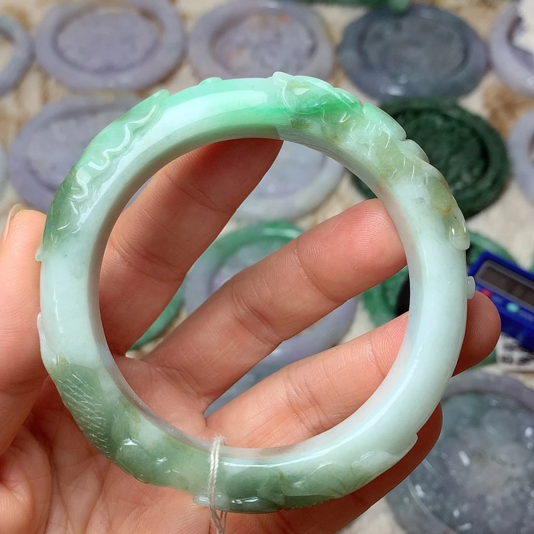 翡翠手镯未镶嵌复古风格