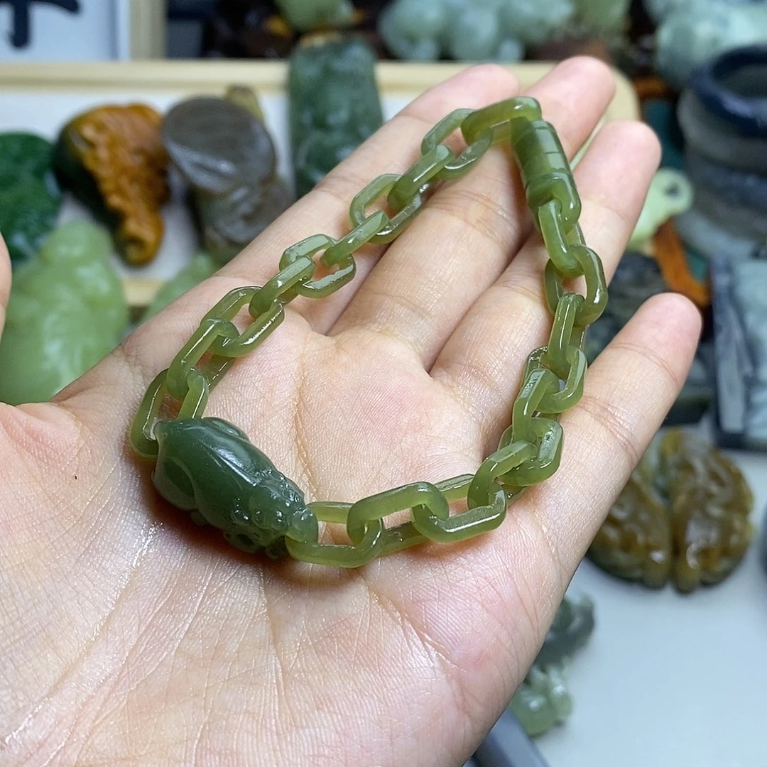 和田玉未镶嵌颈饰鸣****）