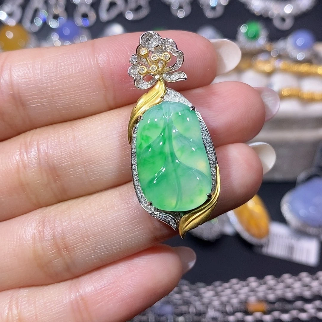 翡翠18K金镶嵌颈饰吊坠