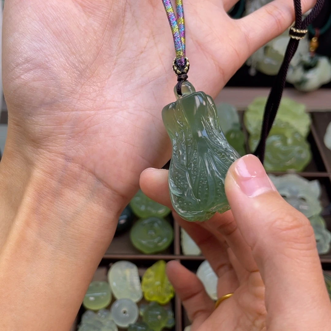 蛇纹石玉未镶嵌颈饰