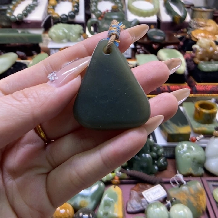 颈饰未镶嵌岫岩老玉（透闪石质玉）