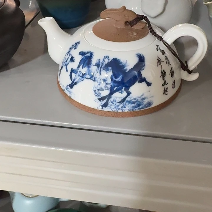 主人杯一个，瓷。。。品茗