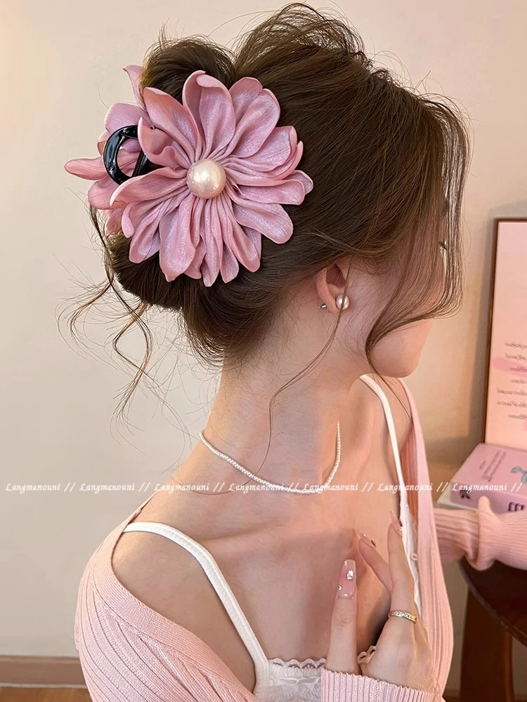 粉雾花朵珍珠抓夹女温柔头花鲨鱼夹子2025新款高级感发夹盘发头饰