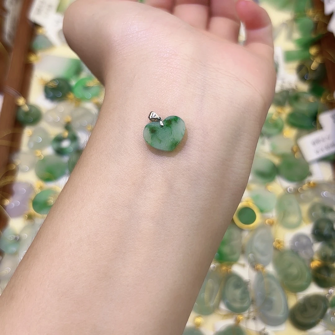 颈饰18K金镶嵌翡翠爱心