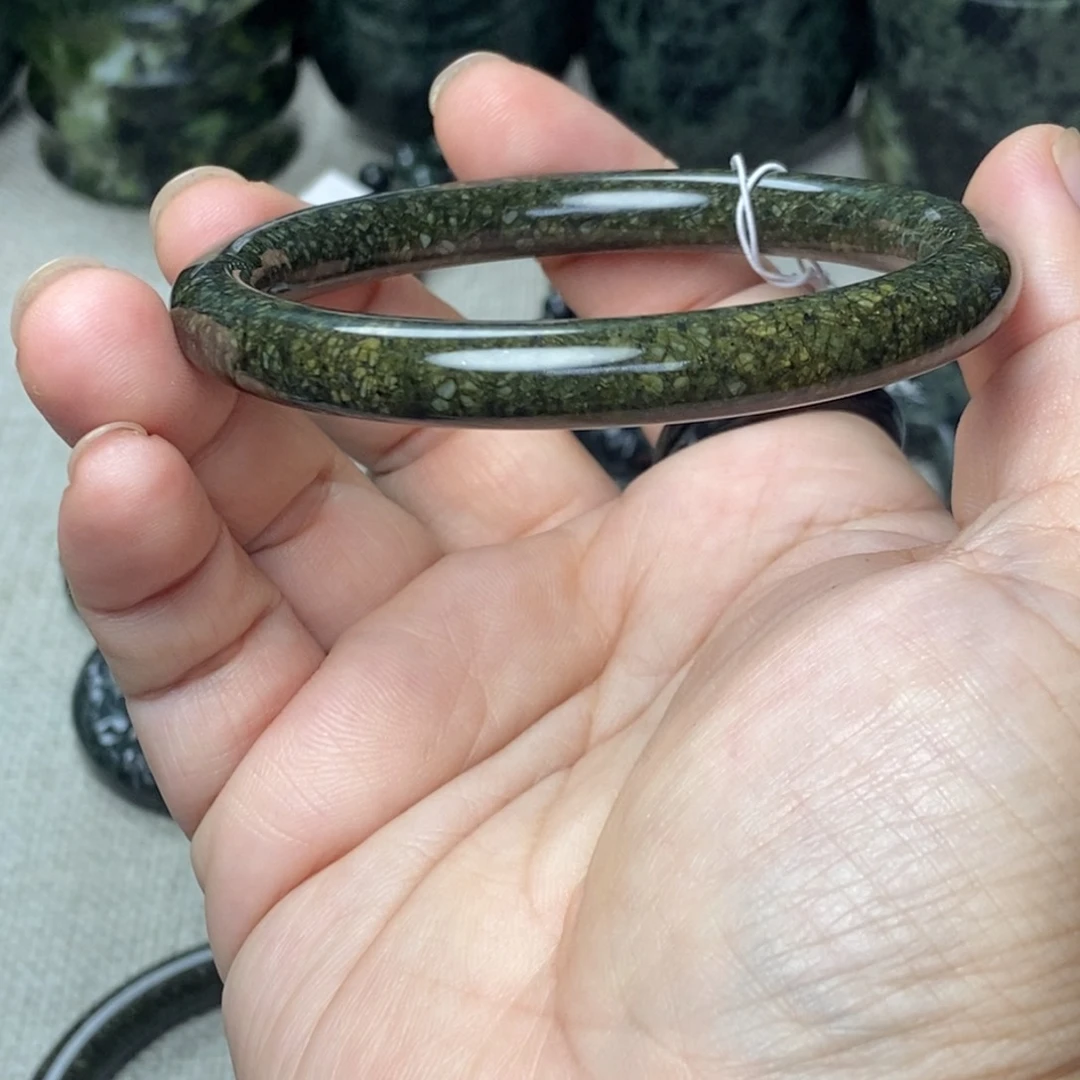 嗯***呐蛇纹石玉未镶嵌手镯