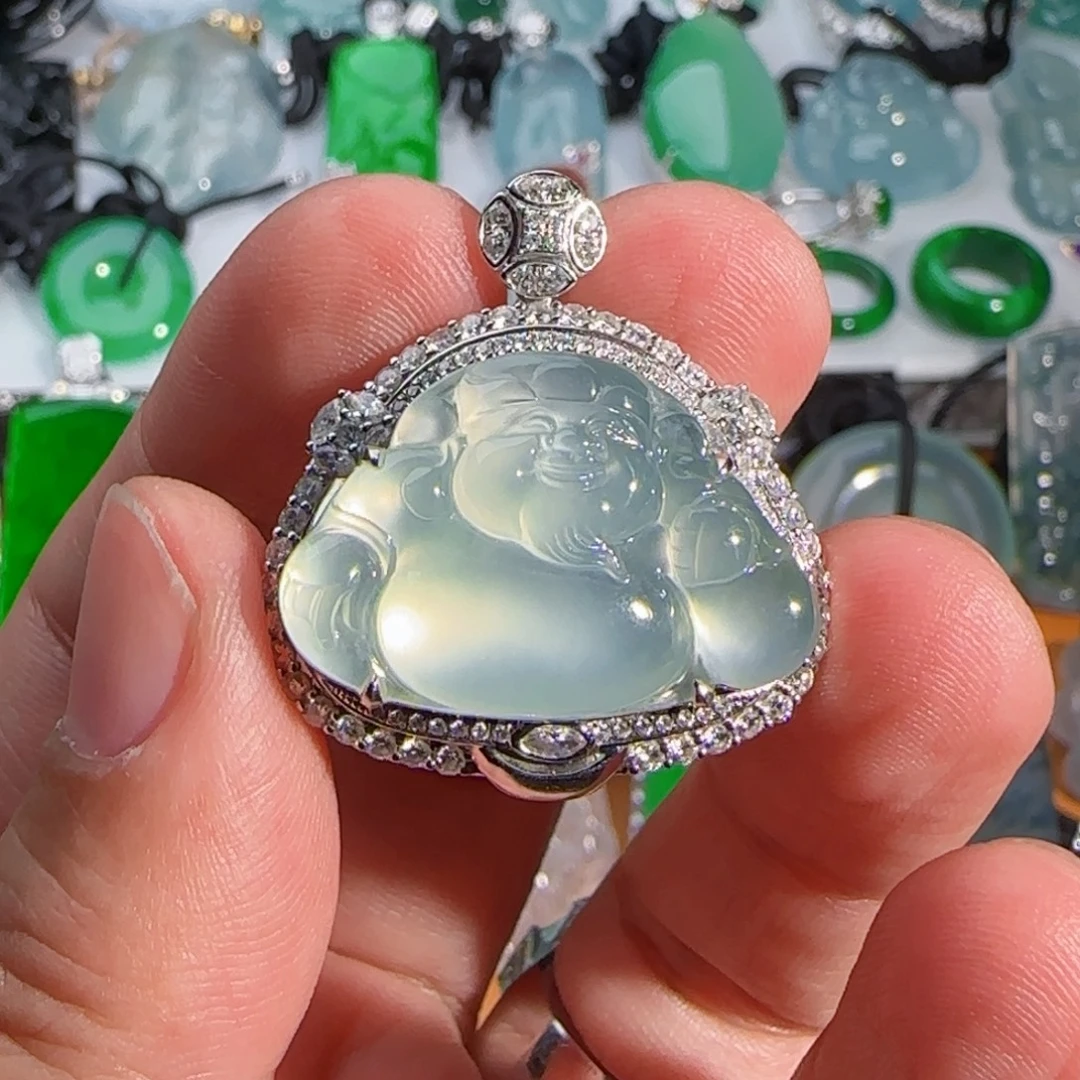 翡翠18K金镶嵌颈饰冰财神