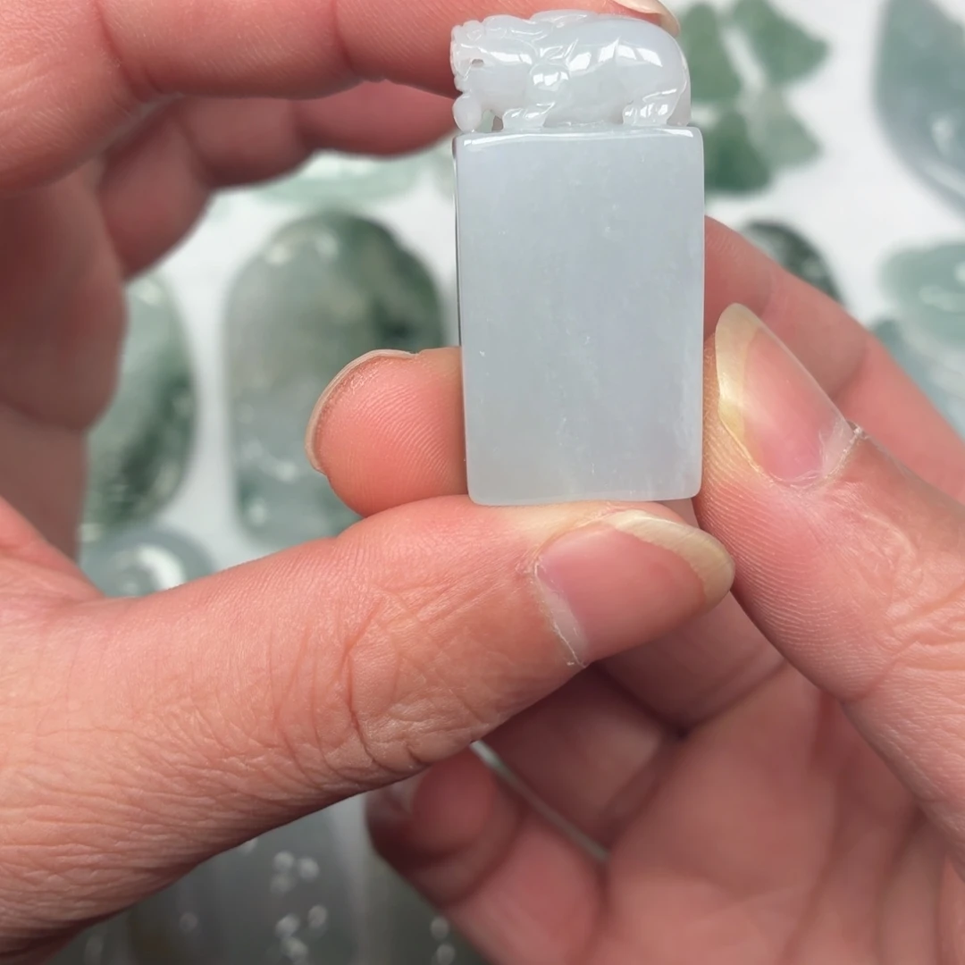 翡翠未镶嵌颈饰印章